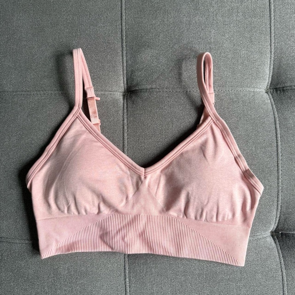 Lululemon Ebb to Street Bra *Light Support, C/D Cup inHeathered Dew Pink / White - Picture 4 of 6